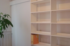 Bibliothèque avec porte coulissante