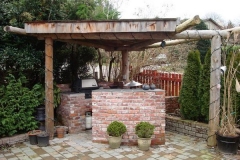 Exterior-kitchen-with-curved-bar-and-roof-system